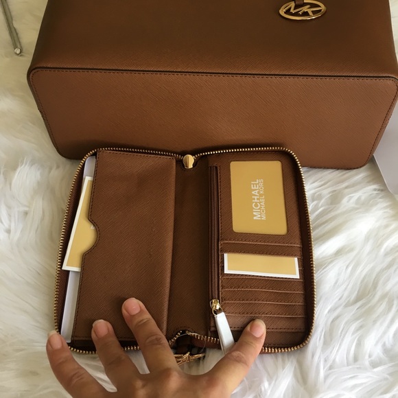 Michael kors medium carryall tote bag & Wallet set - Picture 6 of 8